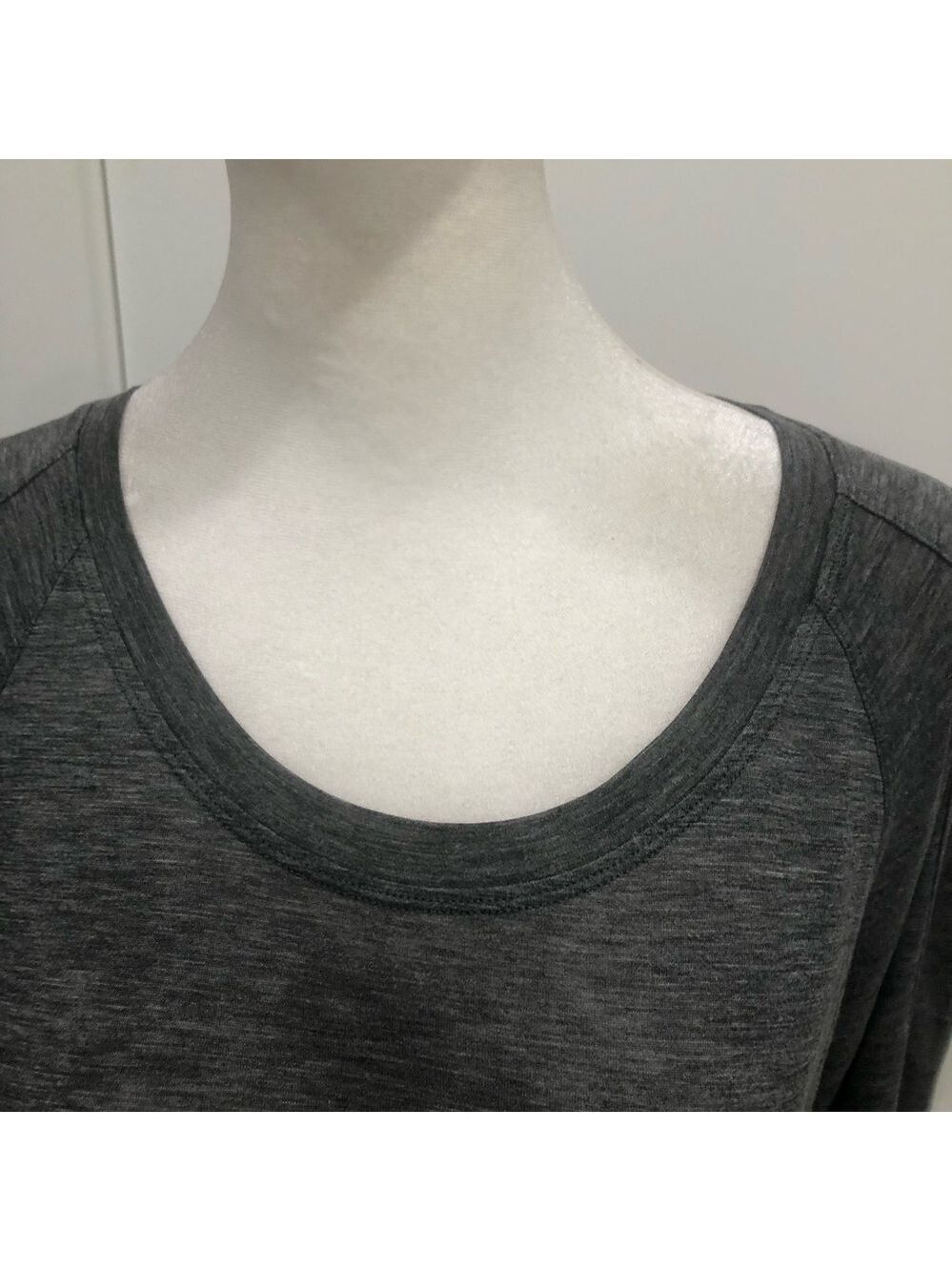 🍋 Lululemon Box It Out gray long sleeved top. Split back base layer - Picture 4 of 10